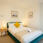 2 Bedroom Apartment Near City Centre, Uni & Parks!